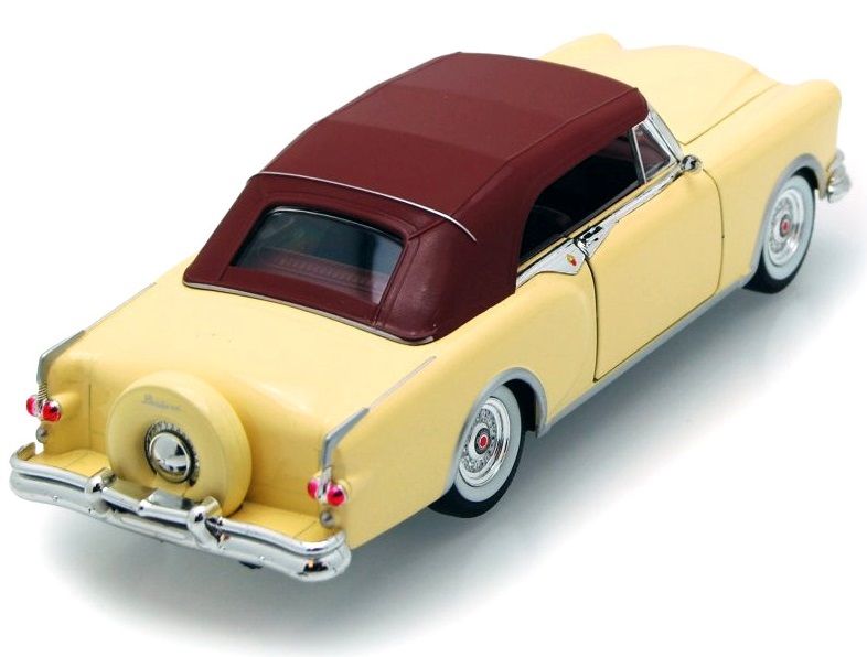 Welly Модель винтажной машины "Packard Caribbean"